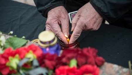 Жители Вильнюса несут цветы к посольству в память о погибших в Кемерово