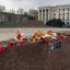 Жители Симферополя несут на центральную площадь цветы в память о погибших в Кемерово
