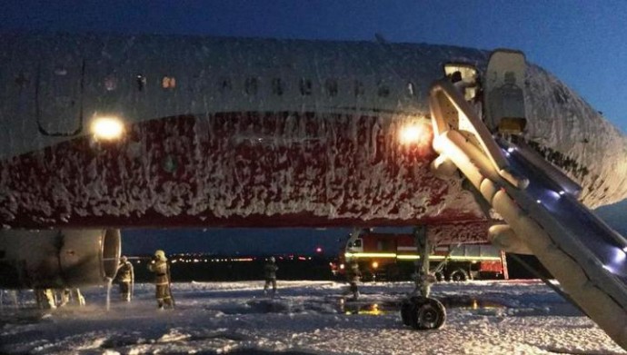 Очевидцы сняли с земли заход на посадку Ту-204 с горящим двигателем