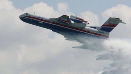 Самолет-амфибия Бе-200 вылетел тушить природный пожар рядом с Ялтой