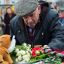 В ДНР несут цветы к стеле "Россия" в память о жертвах пожара в Кемерово