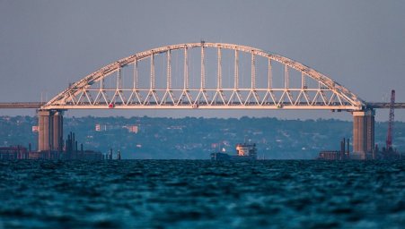 Крымский мост стал туристической достопримечательностью, отметил Аксенов