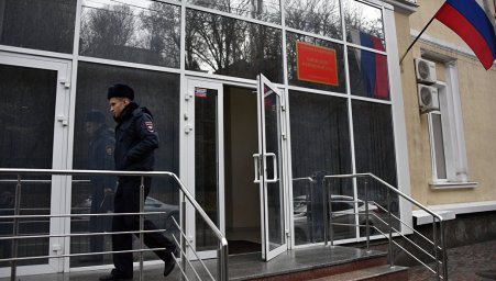 Адвокаты задержанных украинских моряков прибыли в суд в Симферополе