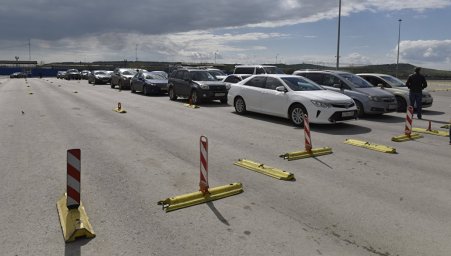 Керченская переправа временно приостановила работу