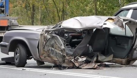 "Волгу" разорвало пополам после аварии на нижегородской трассе